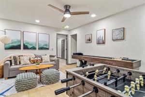 una sala de estar con una mesa de billar en Mtn Views, HotTub, Sauna, Outdoor Theater, FirePit, en Waynesville