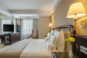 Cama ou camas em um quarto em Bourbon Hotel & Suites Curitiba