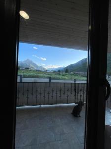 Vista generica sulle montagne o vista sulle montagne dall'interno dell'affittacamere