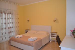 ガリポリにあるB&B 100 Metri Dal Mareのベッドルーム1室(ベッド1台、タオル2枚付)