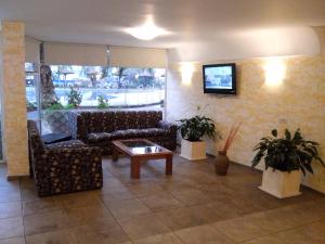 soggiorno con divani e tavolino da caffè di Hotel Mónaco a Villa Carlos Paz