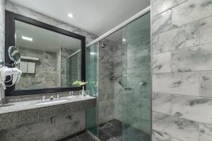Um banheiro em Bourbon Hotel & Suites Curitiba