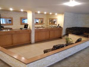 a lobby with a waiting room with a reception desk at Hotel Mónaco in Villa Carlos Paz
