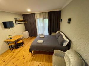 una camera da letto con un letto, un tavolo e delle sedie di Bibo's Kokhi Guesthouse a Kazbegi
