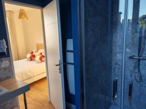une salle de bain avec douche et une chambre avec un lit dans l'établissement Sea view, à Étretat