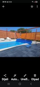 une photo d'une piscine en face d'une clôture dans l'établissement Rezidence Palma 2, à Poreč