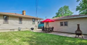 een huis met een patio met een rode parasol bij Spacious 3bdr near 6Flags-Naval Base-Casino in Waukegan