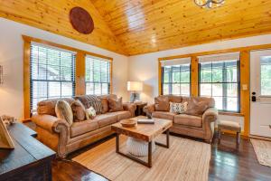 Gallery image of 6 Mi to Helen Mtn-View Retreat with Hot Tub! in Clarkesville