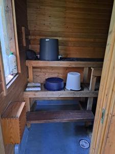 Una sauna con dos ollas y sartenes sobre una mesa en Aurora cottage, en Oulu 11 fotos más