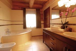 A bathroom at Ferienvilla Mit Blick Auf Das Wasser