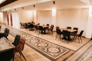 a group of tables and chairs in a room at B&B Hemels Overnachten in Rekken