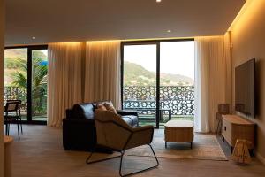 Cidade VelhaCORAL BAY - Kode Villa的带沙发、椅子和电视的客厅