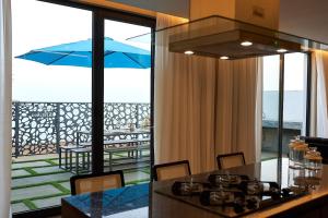 Cidade VelhaCORAL BAY - Kode Villa的厨房享有带遮阳伞的庭院的景致。