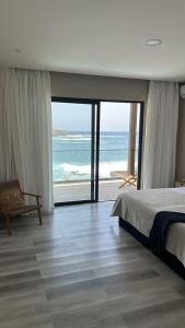 Cidade VelhaCORAL BAY - Kode Villa的一间带床的卧室，可欣赏海景