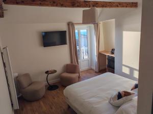 - une chambre avec un lit, deux chaises et une télévision dans l'établissement Sea view, à Étretat