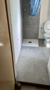 Ένα μπάνιο στο Ara Gesa Old Cottage +49 φωτογραφίες