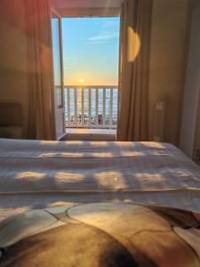 une chambre avec un lit avec vue sur l'océan dans l'établissement Sea view, à Étretat