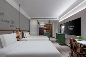 Postel nebo postele na pokoji v ubytování EVEN Hotel Yining