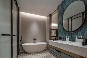 Koupelna v ubytování EVEN Hotel Yining + 37 fotografií