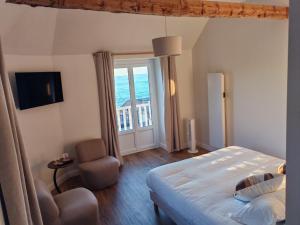 une chambre avec un lit, une chaise et une fenêtre dans l'établissement Sea view, à Étretat