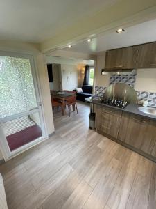 een keuken en een woonkamer met een groot raam bij La Cabiotte  +15 foto's