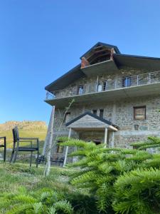 an old building with a bench in front of it at Sylbica in Polisi i Vogël