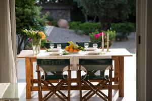 uma mesa com uma taça de frutas e taças de vinho em Villa Feia em Katakolon