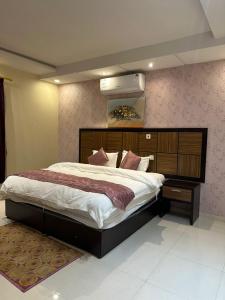a bedroom with a large bed in a room at ركن الرفاهية للشقق المخدومة- اقتصادي in Riyadh +23 photos