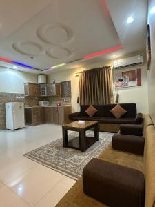a living room with a couch and a table at ركن الرفاهية للشقق المخدومة- اقتصادي in Riyadh