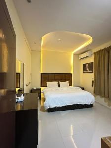 a bedroom with a large bed in a hotel room at ركن الرفاهية للشقق المخدومة- اقتصادي in Riyadh