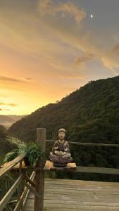 a statue of a person sitting on a bench at Eco Pousada São Francisco PETAR in Iporanga