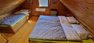 a room with two beds in a cabin at Arijela - hiška v Čatežu 6-1 - Oaza sprostitve v Termah Čatež in Brežice +5 photos
