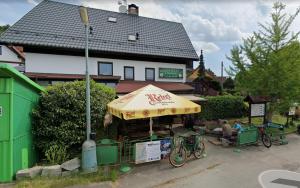 a food stand with a yellow umbrella in front of a house at Solo tábořiště, kemp u vody, Nová Živohošť in Křečovice