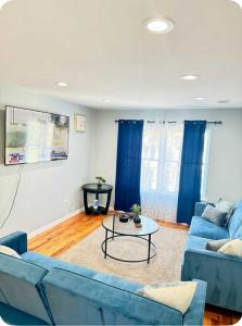 Imagem da galeria de Luxurious, Spacious, Modern 6 BR Escape with parkings and sleeps up to 16 em Irvington