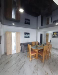 un soggiorno con tavolo, sedie e divano di Cazare la mare Stefan a Mamaia Nord - Năvodari 1 altra foto