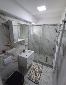 un bagno con lavandino e doccia di Cazare la mare Stefan a Mamaia Nord - Năvodari