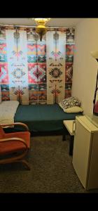 - une chambre avec un lit et une table dans l'établissement Oddzielny pokój we wspólnym mieszkaniu, à Varsovie