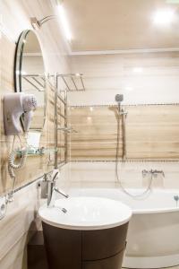 Koupelna v ubytování Elite Hotel + 37 fotografií