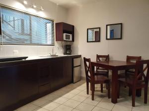 ココにあるApart Hotel Marina Loft 101のキッチン(テーブル、テーブル、椅子付)