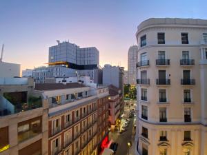 a view of a city street with tall buildings at Apartamento Plaza España in Madrid
