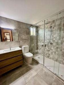 un bagno con doccia, WC e lavandino di Bungalow Benicasim REF 034 a Benicàssim