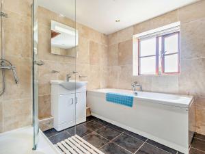 Un baño con bañera, lavabo y ducha. en 1 Bed in Sennen HENST, en Saint Buryan