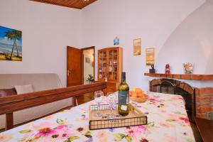 マリ・ロシニにあるRustic Holiday Home - Artatoreのワイン1本