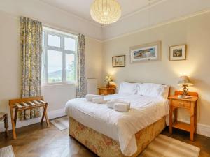 Кровать или кровати в номере 4 Bed in Near and Far Sawrey LLH42