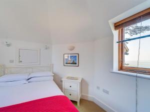 un dormitorio con una cama y una ventana en 2 Bed in Cowes IC018, en Cowes