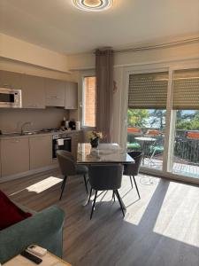 a kitchen and living room with a table and chairs at WELCOME RIVIERA Paradiso 5, SS1 298, Zoagli in Zoagli