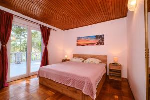 マリ・ロシニにあるRustic Holiday Home - Artatoreのベッドと大きな窓のある寝室