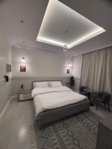 1 dormitorio con 1 cama grande y techo blanco en Modern studio, en Yeda
