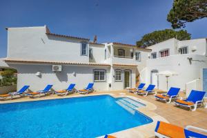 ヴァーレ・ド・ローボにあるVilla Canas by Villa Plusのヴィラ(家の前にスイミングプール付)