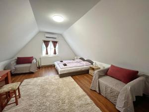 Ένα ή περισσότερα κρεβάτια σε δωμάτιο στο Solena Apartman Hajdúszoboszló